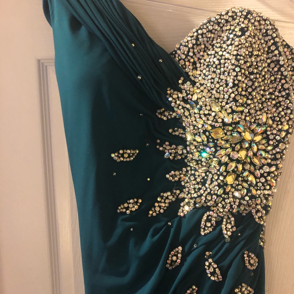 Dresses - Picture 2 of 4
